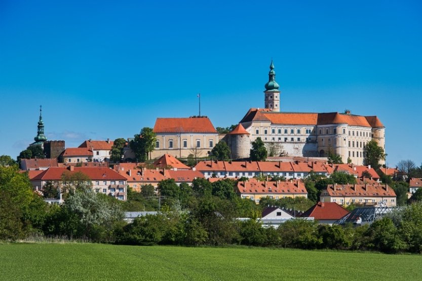 V Lednici i Mikulově řeší problémy s množstvím turistů, letos jich však ubylo