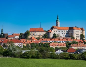 V Lednici i Mikulově řeší problémy s množstvím turistů, letos jich však ubylo