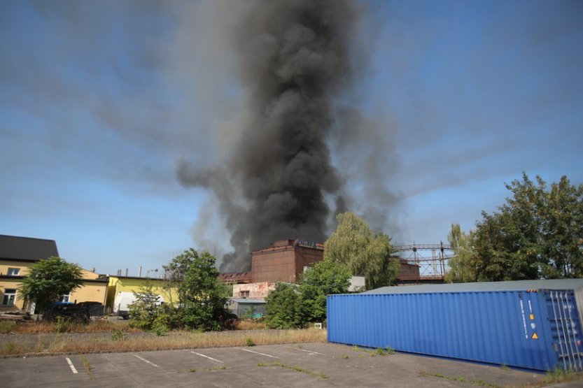 V ostravské části Vítkovice hoří průmyslová hala, lidé nemají větrat