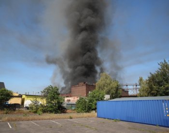 V ostravské části Vítkovice hoří průmyslová hala, lidé nemají větrat