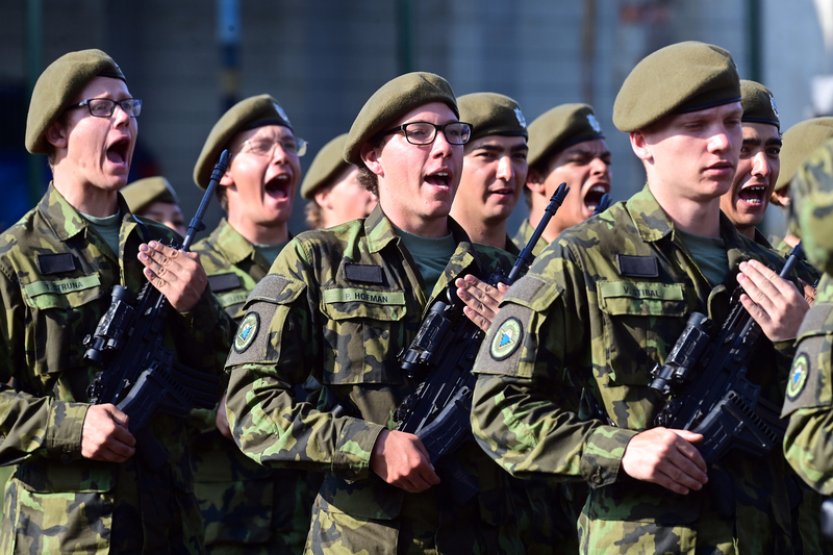 Studenti úspěšně dokončili dobrovolné vojenské cvičení v Žatci na Lounsku