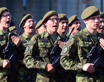Studenti úspěšně dokončili dobrovolné vojenské cvičení v Žatci na Lounsku