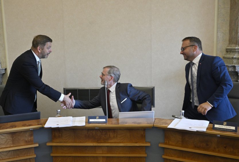 Po třech týdnech vládní dovolené se vrátí do svých úřadů ministři