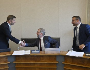 Po třech týdnech vládní dovolené se vrátí do svých úřadů ministři