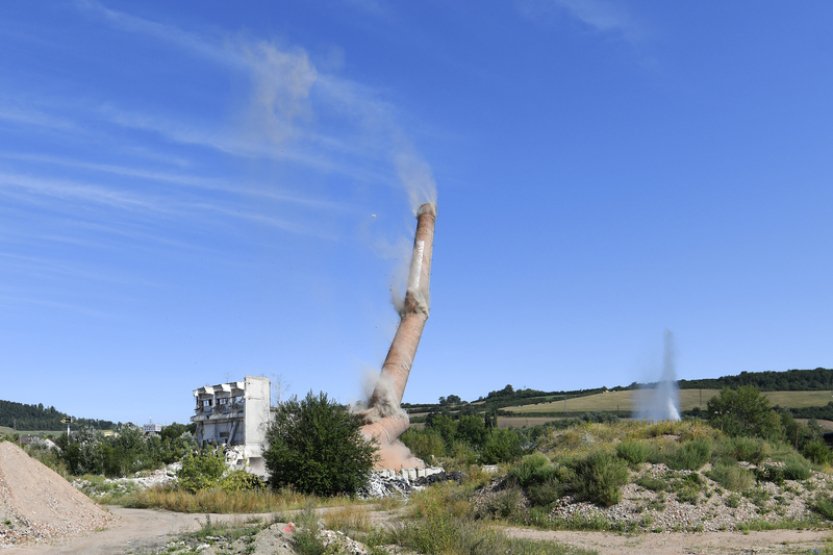 V bývalé sušické sirkárně Solo odstřelili 75 metrů vysoký komín