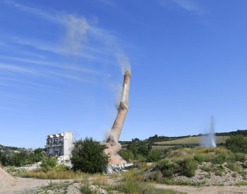 V bývalé sušické sirkárně Solo odstřelili 75 metrů vysoký komín