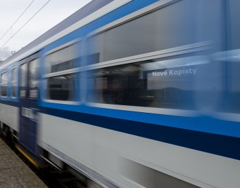 Vedra komplikují i provoz na železnici, v několika případech se přehřály vozy