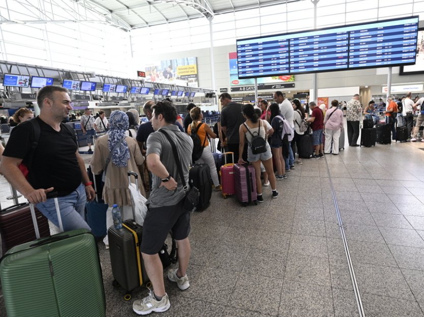 Pražské letiště v létě odbaví o 13 % více lidí než loni, potíže s kufry nejsou