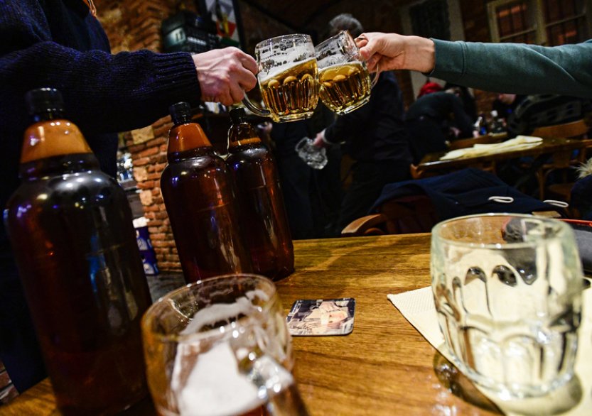 Do hospod se chodí setkávat s přáteli 88 procent lidí, víc než před covidem