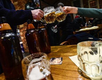 Do hospod se chodí setkávat s přáteli 88 procent lidí, víc než před covidem