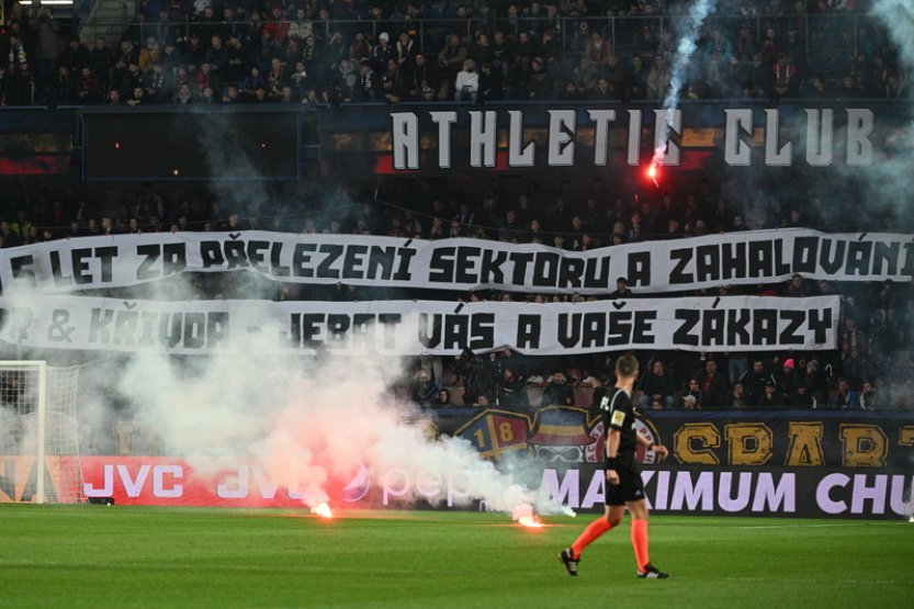 Slavia a Sparta kvůli pyrotechnice fanoušků zaplatí 250 a 200 tisíc korun