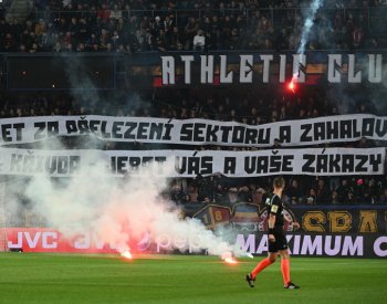 Slavia a Sparta kvůli pyrotechnice fanoušků zaplatí 250 a 200 tisíc korun