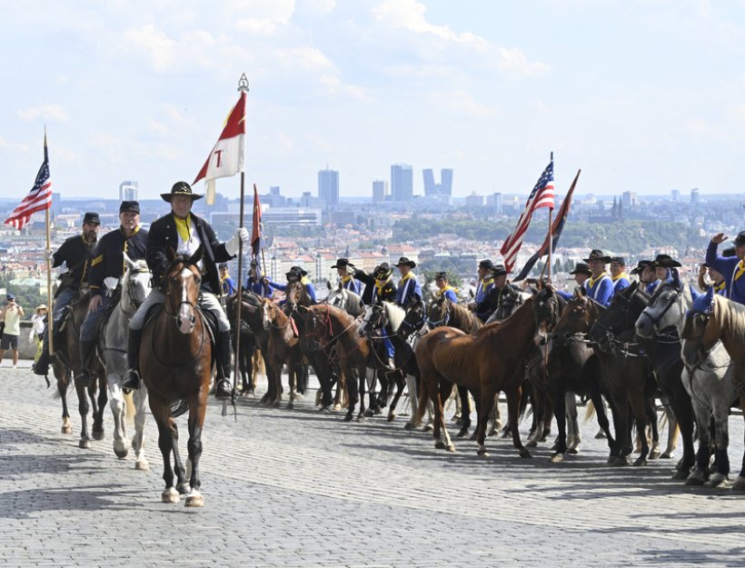 Prahou projel průvod desítek koní s hercem Vydrou v roli generála Custera