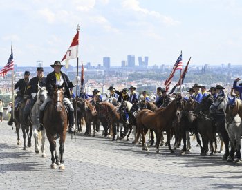 Prahou projel průvod desítek koní s hercem Vydrou v roli generála Custera