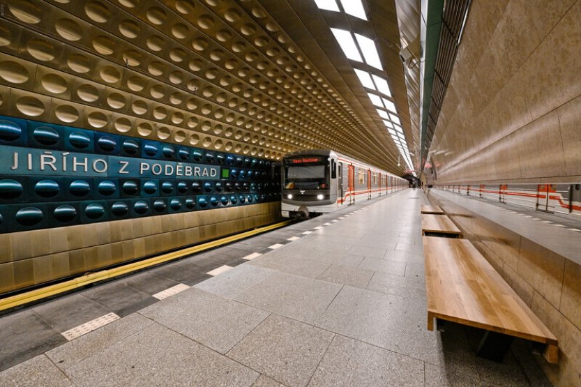 Při pádu do kolejí v metru pomůže nouzové tlačítko, lidé o něm ale nevědí