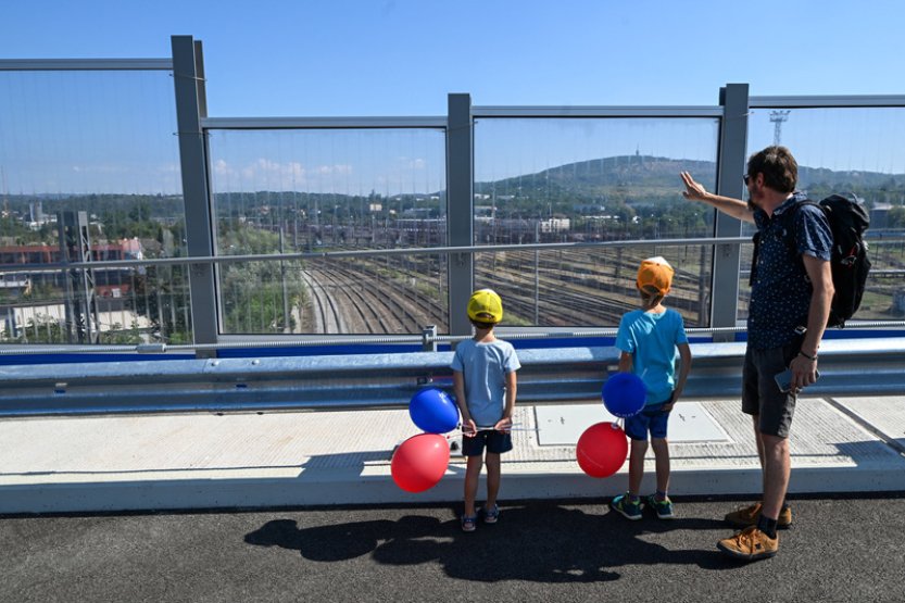 První řidiči se svezou po nové části silničního okruhu v Brně v noci na neděli