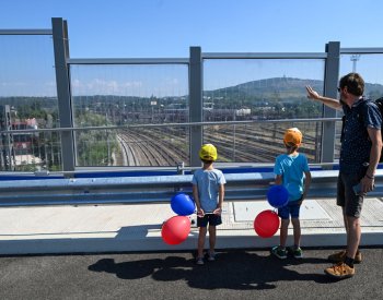 První řidiči se svezou po nové části silničního okruhu v Brně v noci na neděli