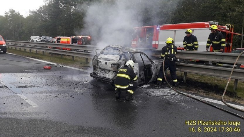 Smrtelná nehoda a požár auta komplikují dopravu na D5 na Rokycansku
