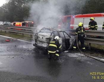 Smrtelná nehoda a požár auta komplikují dopravu na D5 na Rokycansku