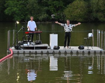 Při oslavách 30 let žďárské Zelené hory v UNESCO zpíval Dyk z pontonu na rybníku