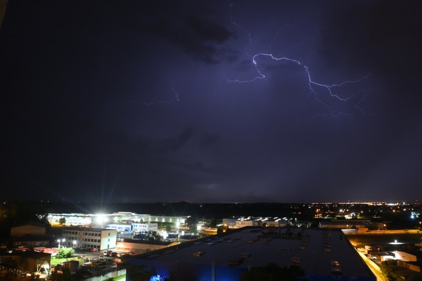 Silné bouřky s přívalovým deštěm a kroupami hrozí v Česku i v neděli