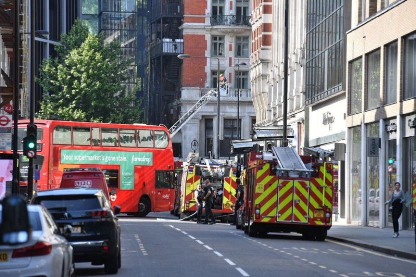 V centru Londýna hoří palác Somerset House, na místě zasahuje 70 hasičů