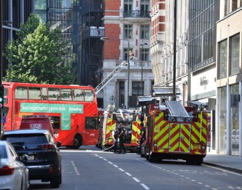 V centru Londýna hoří palác Somerset House, na místě zasahuje 70 hasičů