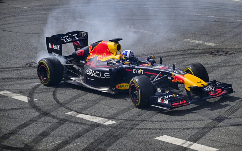 Tisíce lidí se přišly podívat na elitní piloty a formuli 1 do pražského Karlína