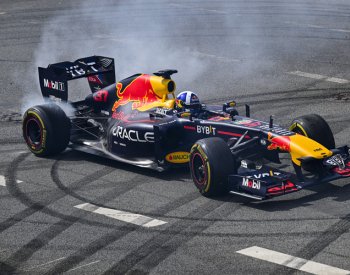 Tisíce lidí se přišly podívat na elitní piloty a formuli 1 do pražského Karlína