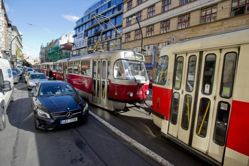 Muž onanoval před dívkou v tramvaji v Praze, hledá ho policie