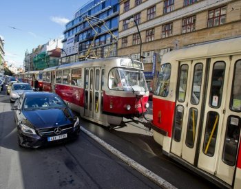 Muž onanoval před dívkou v tramvaji v Praze, hledá ho policie