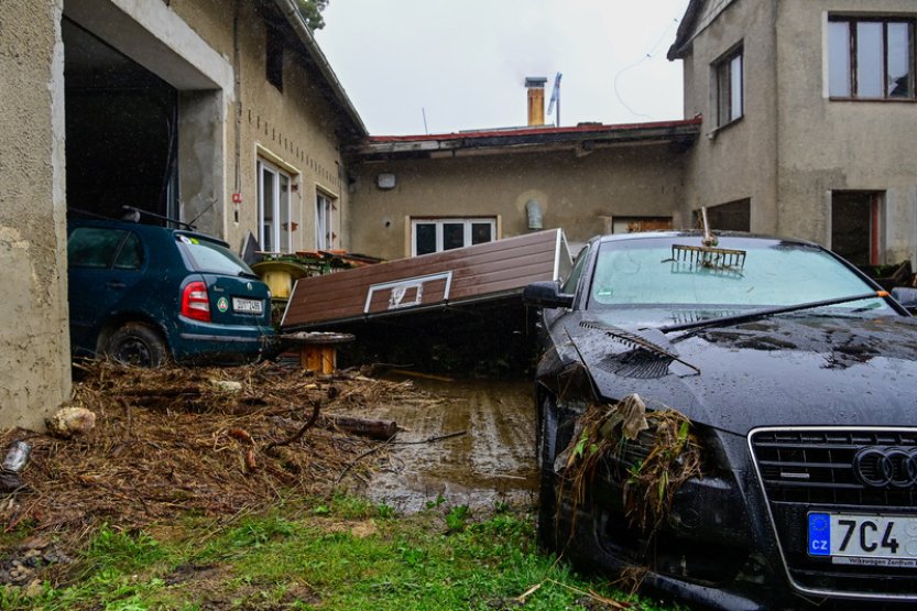 V kovodílně ve Stachách se po bouřce vytvořila vodní laguna