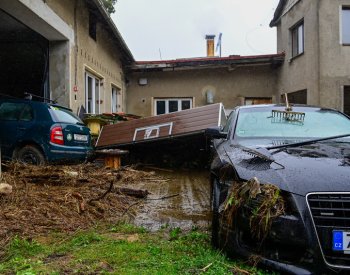 V kovodílně ve Stachách se po bouřce vytvořila vodní laguna