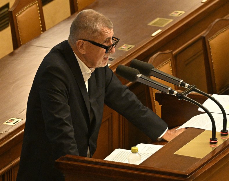 Expremiér Babiš má covid, doufá, že stihne Zemi živitelku