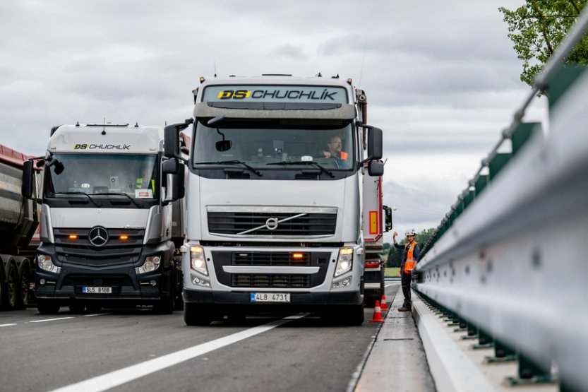 Most na obchvatu Jaroměř podstoupil zatěžovací zkoušku, otevře se 9. září