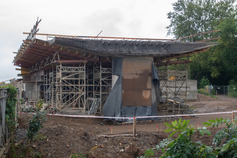 Stavbaři zbourali část nového mostu na severovýchodním obchvatu Pardubic