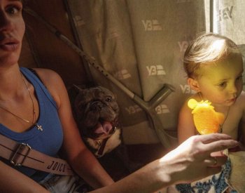 Ukrajinci evakuují z Pokrovsku kvůli blížícím se Rusům rodiny s dětmi