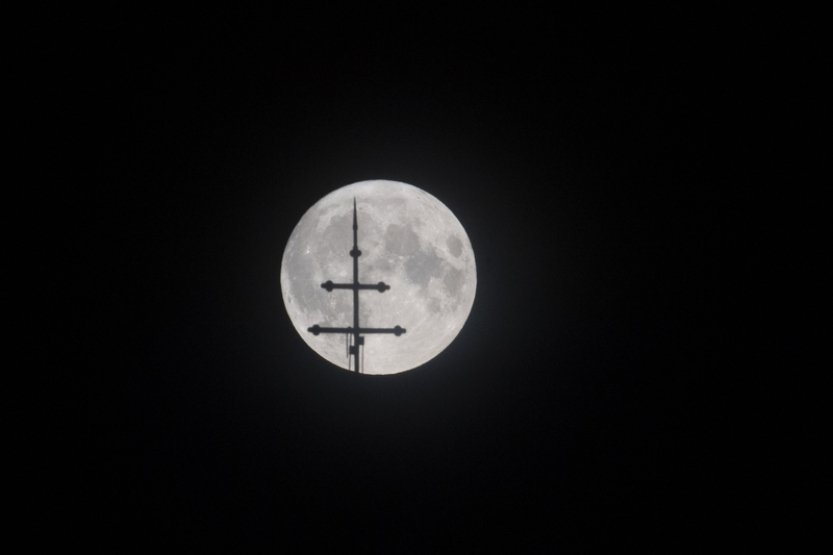 Na dnešek připadá modrý úplněk, navzdory názvu při něm Měsíc barvu nemění