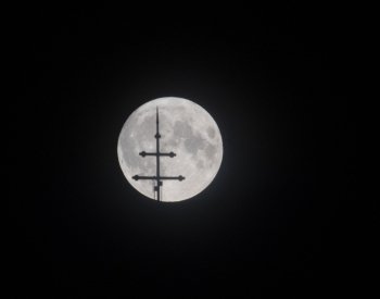 Na dnešek připadá modrý úplněk, navzdory názvu při něm Měsíc barvu nemění