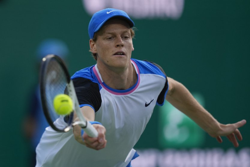 Hvězdný tenista Sinner měl pozitivní test na steroidy, zastavení činnosti unikl