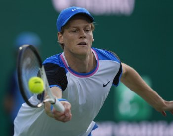 Hvězdný tenista Sinner měl pozitivní test na steroidy, zastavení činnosti unikl