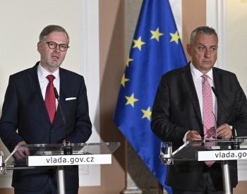 Vláda projedná problémy ve stavebním řízení, potvrdit může nominaci Síkely do EK