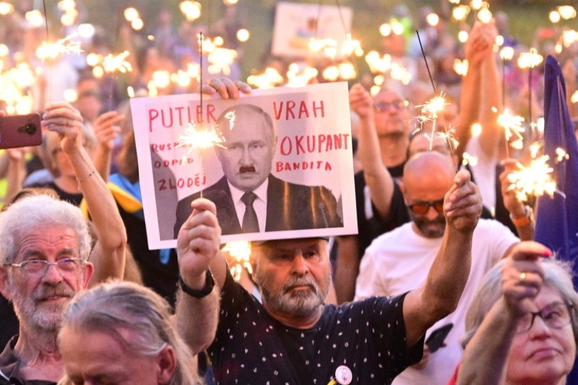 Lidé si připomněli okupaci zapálením prskavek před ruskou ambasádou