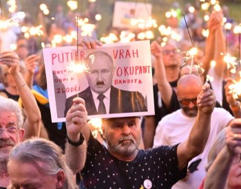 Lidé si připomněli okupaci zapálením prskavek před ruskou ambasádou