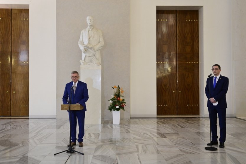 ÚS odmítl stížnost vydavatele Deníku N na mlčení Hradu za Zemana