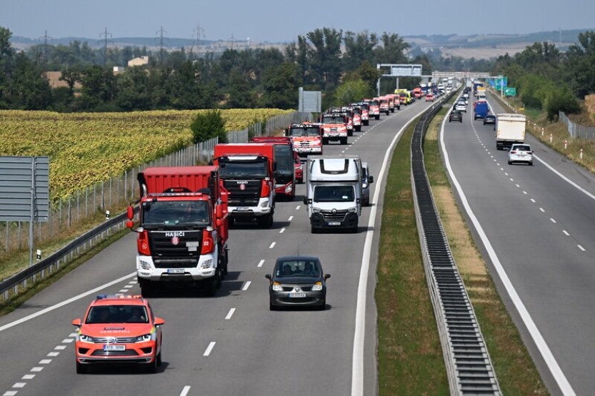 Čeští hasiči se dnes vrátili z Řecka, pomáhali tam s hašením požárů u Atén