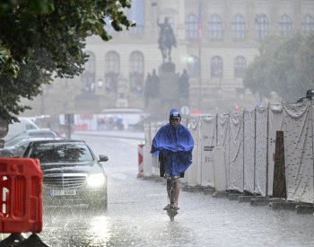 Víkend přinese tropické teploty, v neděli začne pršet