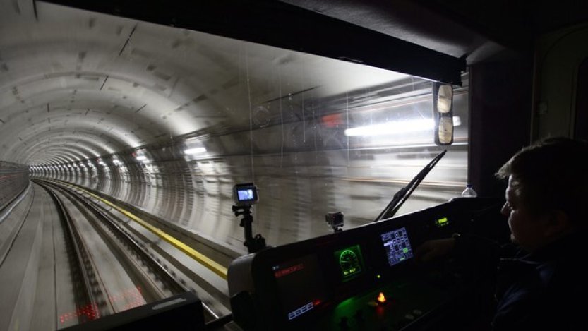 Cestující v metru tlačítkem nouze zachránili ženu, která opilá spadla do kolejí