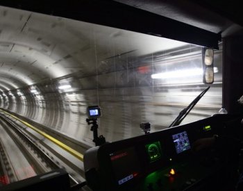 Cestující v metru tlačítkem nouze zachránili ženu, která opilá spadla do kolejí