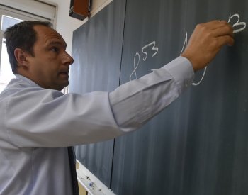 Experti: Za nedostatkem kvalifikovaných učitelů je stárnutí učitelského sboru